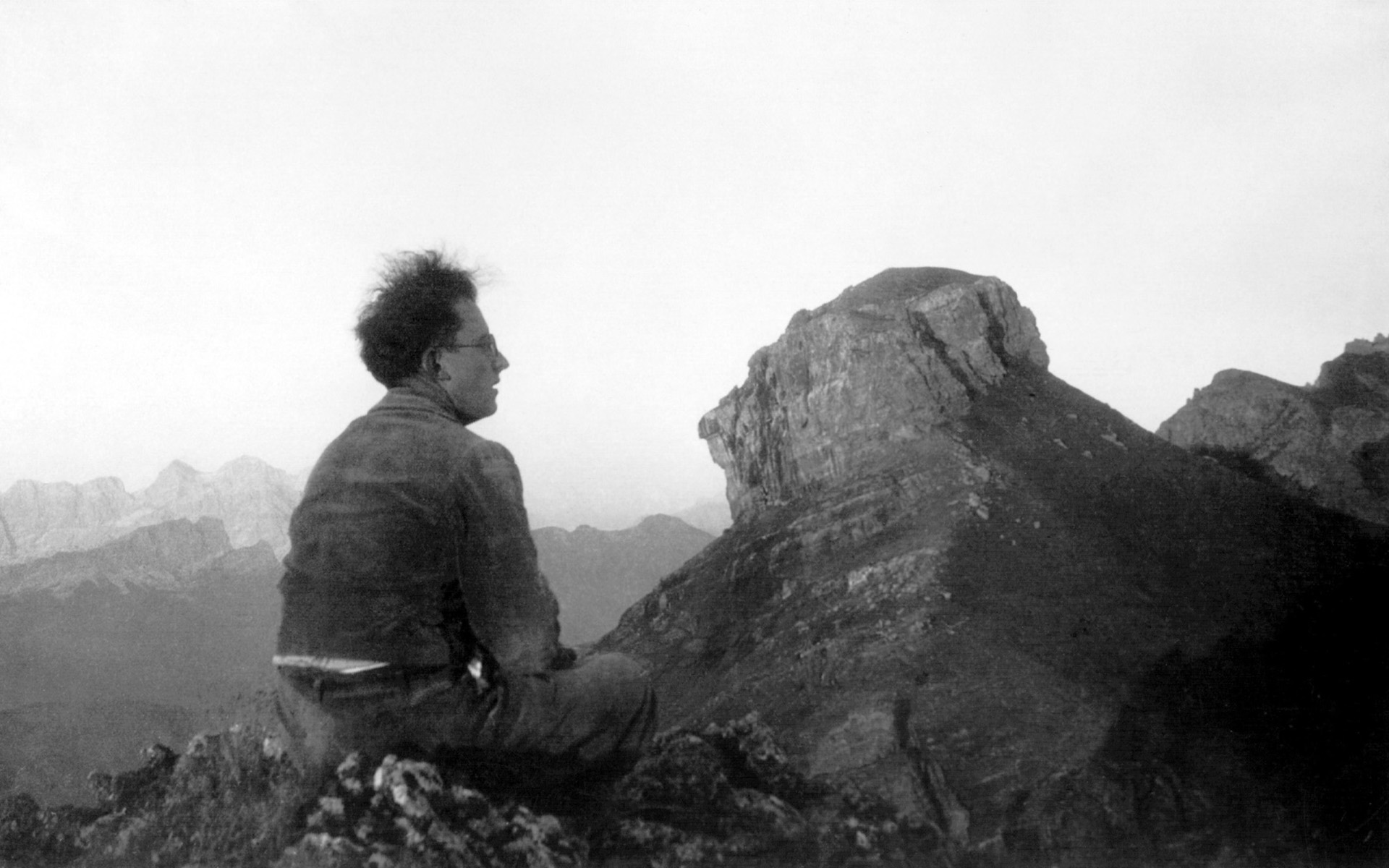 Giuseppe Mazzotti giovane in cima a una vetta - archivio fotografico della Fondazione Mazzotti c/o FAST – Foto Archivio Storico Trevigiano della Provincia di Treviso