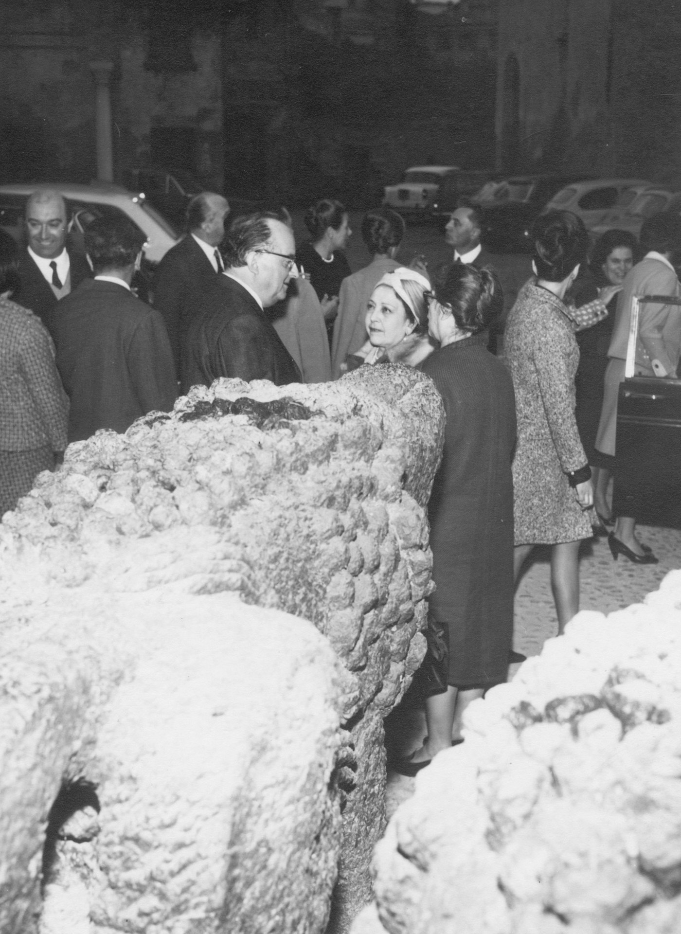 Treviso, Giuseppe Mazzotti e Toti Dal Monte in Piazzetta Botter in occasione della mostra di Arturo Martini, 1967 - archivio fotografico della Fondazione Mazzotti c/o FAST – Foto Archivio Storico Trevigiano della Provincia di Treviso