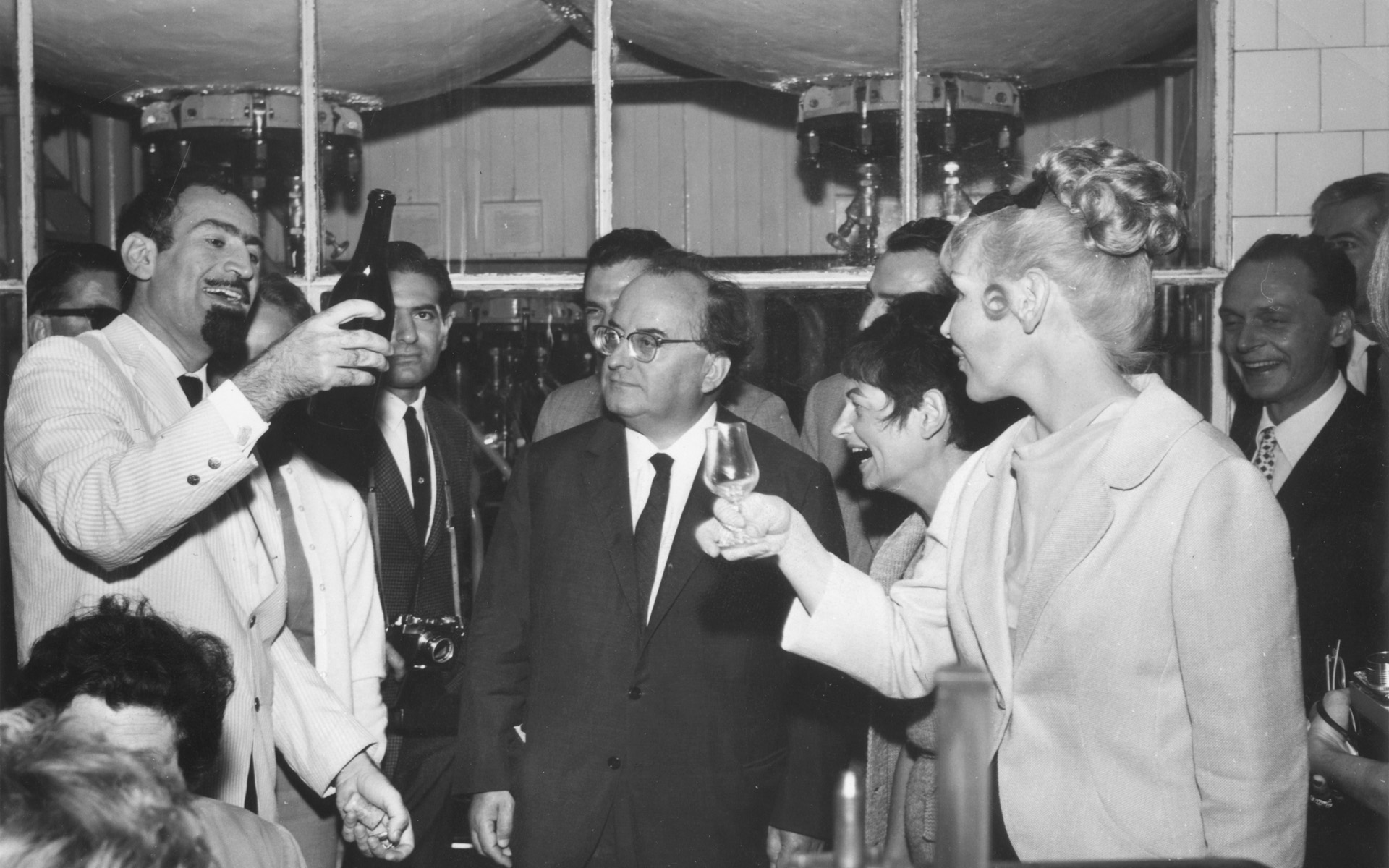 Conegliano, Giuseppe Mazzotti con alcuni membri della Sommelier Guild of America, 1964 - archivio fotografico della Fondazione Mazzotti c/o FAST – Foto Archivio Storico Trevigiano della Provincia di Treviso