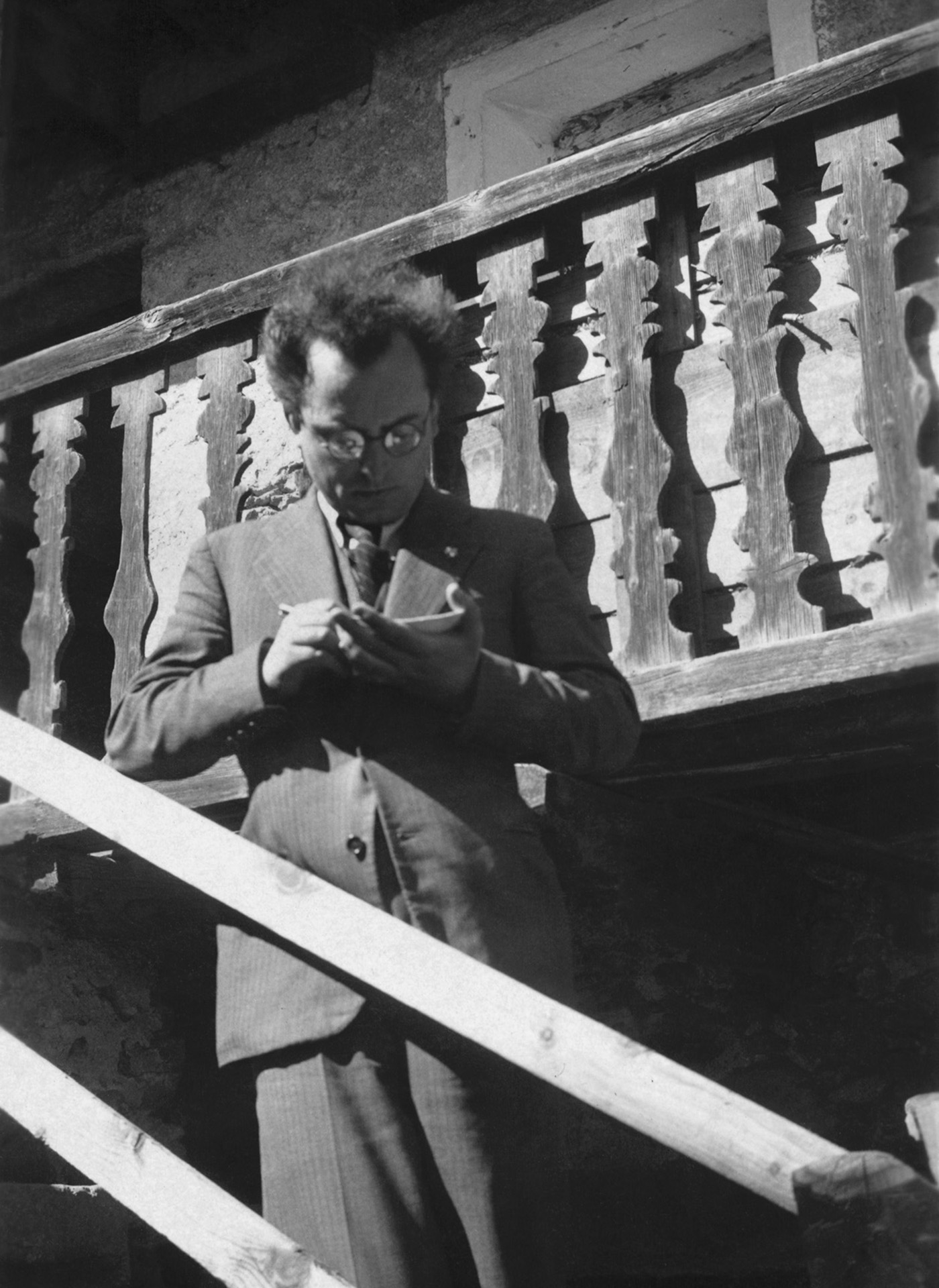Giuseppe Mazzotti da giovane mentre prende appunti - archivio fotografico della Fondazione Mazzotti c/o FAST – Foto Archivio Storico Trevigiano della Provincia di Treviso