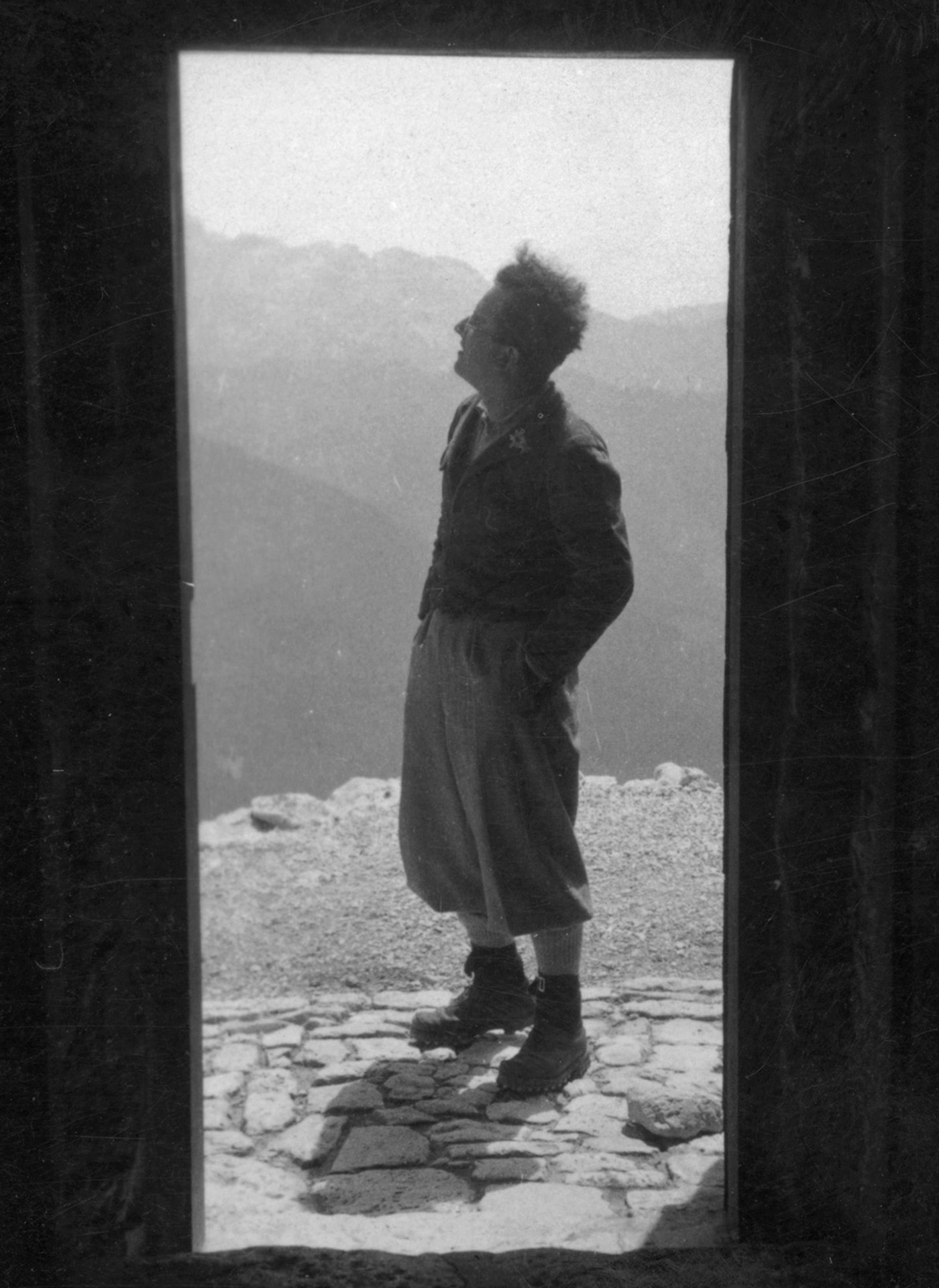 Giuseppe Mazzotti osserva le montagne - archivio fotografico della Fondazione Mazzotti c/o FAST – Foto Archivio Storico Trevigiano della Provincia di Treviso