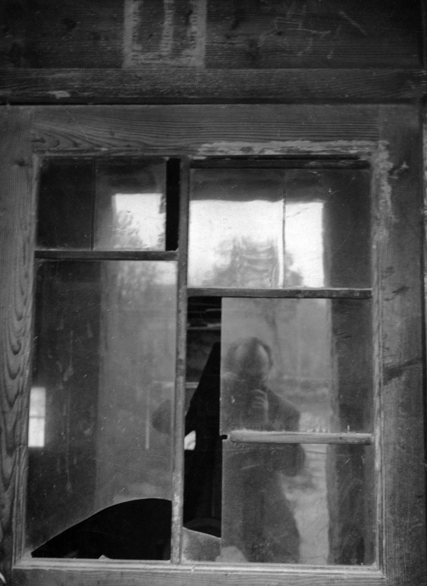 Giuseppe Mazzotti riflesso su una finestra, anni '60ca. - archivio fotografico della Fondazione Mazzotti c/o FAST – Foto Archivio Storico Trevigiano della Provincia di Treviso