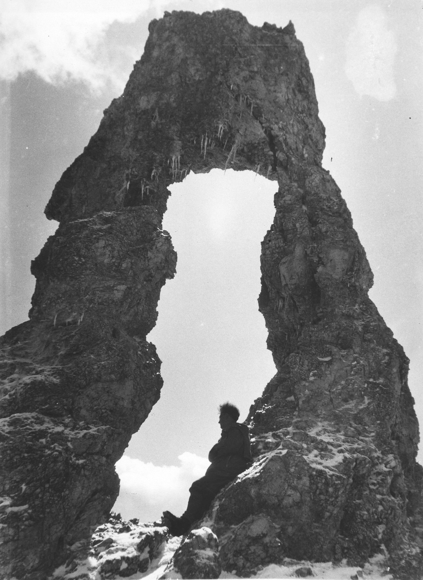 Torri del Vajolet (Bz), Giuseppe Mazzotti si riposa sotto un arco naturale, 1931/ante - archivio fotografico della Fondazione Mazzotti c/o FAST – Foto Archivio Storico Trevigiano della Provincia di Treviso